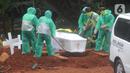 Petugas saat memakamkan korban COVID-19 di TPU Pondok Ranggon, Cipayung, Jakarta Timur, Rabu (1/4/2020). Hari ini di TPU Pondok Ranggon hingga menjelang sore hari tercatat sembilan belas jenazah dimakamkan baik yang berstatus ODP, PDP  maupun postif  COVID-19. (merdeka.com/Arie Basuki)