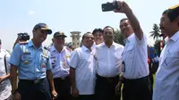 Presdir PT Angkasa Pura II berswafoto dengan Menhub Budi Karya dan Bupati Purbalingga Tasdi. (Liputan6.com/Gun ES)