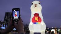 Seorang pengunjung mengambil foto lentera raksasa saat perayaan Tahun Kelinci 2023 mendatang di Lapangan Gwanghwamun, Seoul, Korea Selatan, Senin (19/12/2022). Festival Lentera ini akan berlangsung dari 19-31 Desember 2022. (AP Photo/Ahn Young-joon)