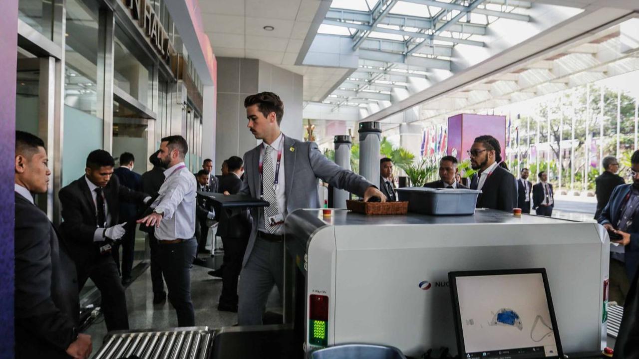 Body checking dilakukan untuk menciptakan keamanan selama pembukaan KTT ke-43 ASEAN 2023 yang berlangsung di Jakarta Convention Center, Senayan, Jakarta.