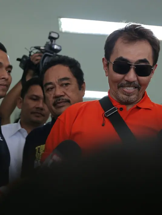 Aa Gatot datang tanpa mengenakan baju tahanan tiba di Gedung Sub Direktorat Resmob Direktorat Reserse Kriminal Umum (Ditreskrimum) Polda Metro Jaya, sekitar pukul 11.35 WIB. (Andy Masela/Bintang.com)