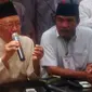 Salahuddin Wahid atau Gus Sholah memberikan keterangan di sela Muktamar NU di Jombang, Jawa Timur. (Liputan6.com/Dian Kurniawan)