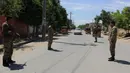 Anggota pasukan keamanan Afghanistan berdiri di sebuah pos pemeriksaan keamanan di Kunduz, Afghanistan, Kamis (21/5/2020). Pasukan keamanan Afghanistan meningkatkan pengamanan menjelang Hari Raya Idul Fitri yang menandai berakhirnya bulan suci Ramadan. (Xinhua/Ajmal Kakar)