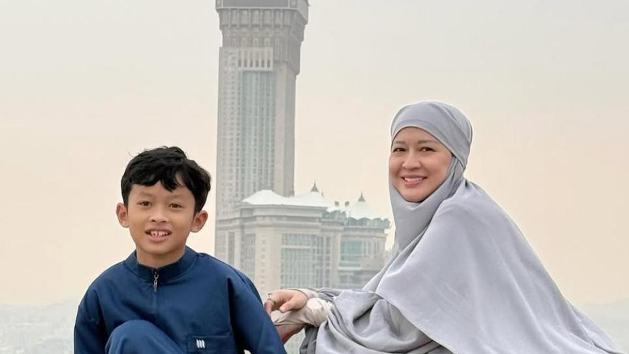 7 Potret Miro Materazzi, Anak Okie Agustina dan Gunawan Dwi Cahyo, Jalani Umrah Bersama Sang Ibu