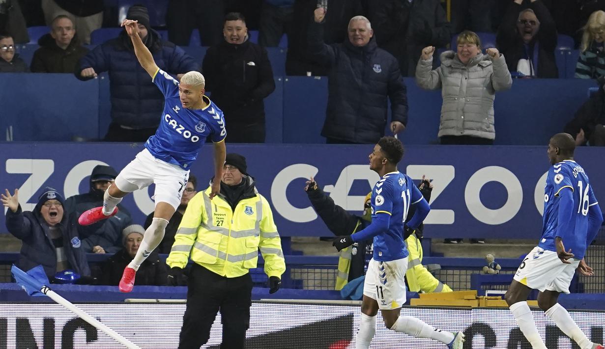 Pada menit ke-79 akhirnya Riharlison benar-benar mebuat gol yang menyamakan skor 1-1. Striker asal Brasil tersebut berhasil memanfaatkan bola rebound hasil tendangan Demarai Gray yang hanya membentur mistar gawang Aaron Ramsdale dengan sebuah tandukan. (AP/Jon Super)