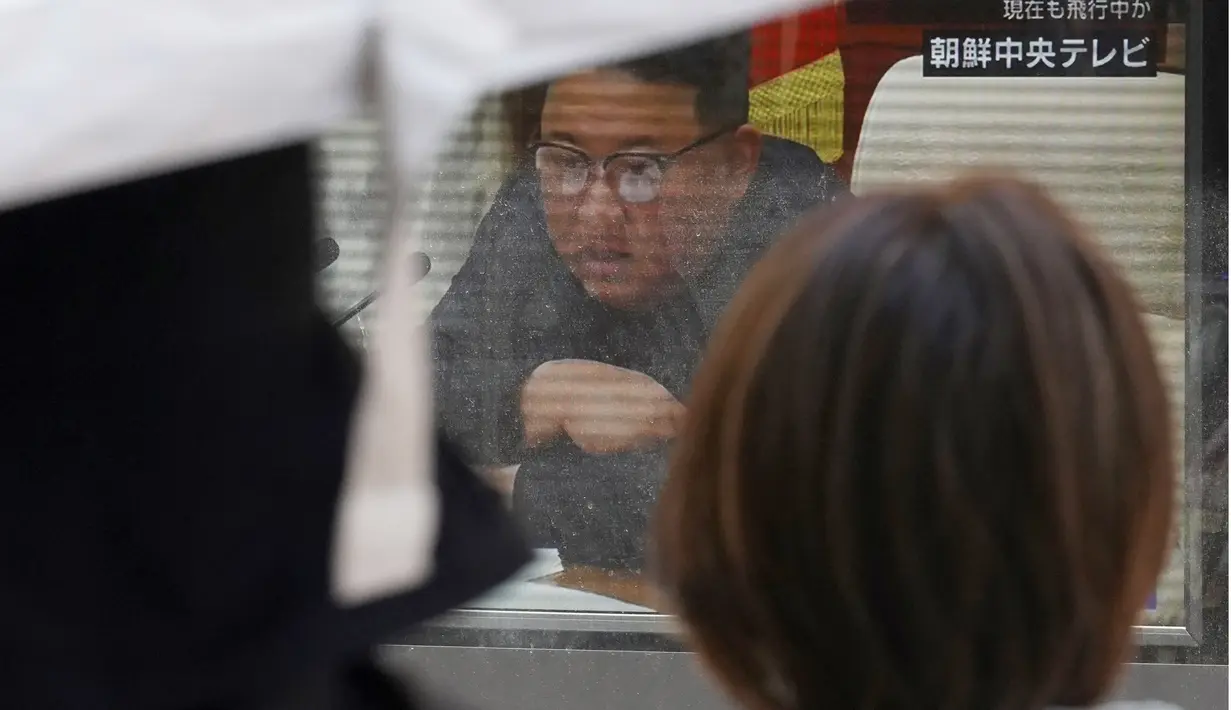Korea Utara meluncurkan rudal balistik jarak jauh ke arah perairan timurnya pada hari Rabu, kata negara-negara tetangganya. (AP Photo/Eugene Hoshiko)