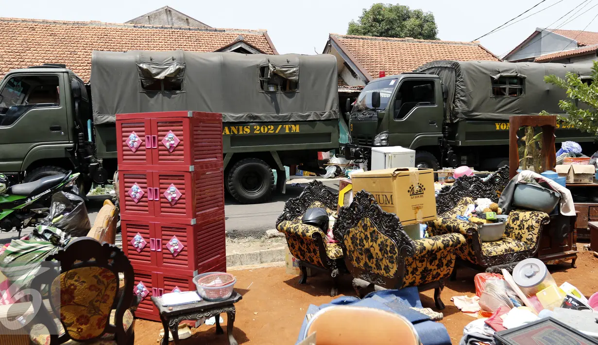 Sejumlah barang milik warga dikeluarkan oleh prajurit TNI saat melakukan pengosongan di komplek Detasemen Intel Kodam Jayakarta, Jakarta, Kamis (3/9/2015). Kodam Jaya melakukan pengosongan terhadap 99 unit dari 121 rumah. (Liputan6.com/Yoppy Renato)