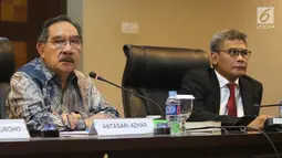 Staf Khusus Presiden Johan Budi dan Mantan Ketua KPK Antasari Azhar saat diskus di Kantor Staf Presiden, Jakarta, Rabu (9/1). Diskusi itu membahas Pelayanan Rakyat Bebas Korupsi. (Liputan6.com/Angga Yuniar)