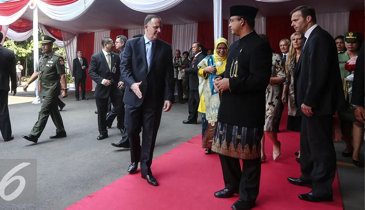 Mendikbud Anies Baswedan berbincang Perdana Menteri Selandia Baru John Phillip Key usai meninjau paud di Kemendikbud, Jakarta, Senin (18/7). Kunjungan tersebut dalam rangka peluncuran  kerjasama pendidikan anak usia dini. (Liputan6.com/Faizal Fanani)