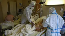 Dokter merawat pasien Covid-19 di ICU Rumah Sakit Lozenets di Sofia, Selasa (9/11/2021). Pemerintah Bulgaria mencatat rekor kematian harian Covid-19 pada Selasa saat negara dengan jumlah penerima vaksin paling sedikit di Uni Eropa itu menghadapi gelombang keempat pandemi. (Nikolay DOYCHINOV/AFP)
