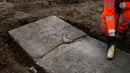 Arkeolog membersihkan kuburan saat penggalian pemakaman di bawah St James Gardens, London, Inggris, Kamis (1/11). Pembongkaran makam tersebut sebagai bagian dari proyek rel kecepatan tinggi HS2. (ADRIAN DENNIS/AFP)