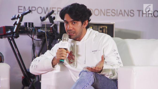 Reza Rahadian menjadi pembicara di talkshow bertajuk ‘Ngobrolin Produksi Film Indonesia’ selama Indonesia Writers Festival 2019 di UMN, Tangerang (7/9/2019). Menurut Reza beberapa film yang penontonnya tidak banyak, mungkin juga dapat menyentuh audience yang sedikit itu. (Liputan6.com/Marsa Auli