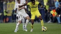Toni Kroos dari Real Madrid, kiri, mencoba menghentikan pemain Villarreal Samuel Chukwueze selama pertandingan sepak bola La Liga Spanyol antara Villareal dan Real Madrid di Estadio De La Ceramica di Villareal, Spanyol timur, Sabtu, 7 Januari 2023. (AP Photo/Alberto Saiz) )