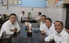 ⁠⁠Potret Prabowo & Jokowi di Warung Bakmi, Ajudan dan Menteri Ngawal Akrab Foto Bareng