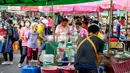 <p>Orang-orang berbelanja di pasar terbuka di luar Taman Lumpini yang dibuka kembali setelah pelonggaran beberapa langkah pengendalian karena Corona COVID-19 di Bangkok, Minggu (3/5/2020). Thailand mulai melonggarkan aturan pembatasan pergerakan orang dan pertemuan. (Mladen ANTONOV/AFP)</p>