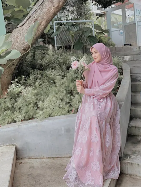 Menjadi seorang model busana, penampilan mantan istri dari Rizki DA ini kerap banjir pujian. Beberapa busana yang ia kenakan pun terlihat luwes dan stylish. Apalagi saat mengenakan busana dengan warna pastel yang makin terlihat anggun. (Liputan6.com/IG/nadyamustikarahayu)