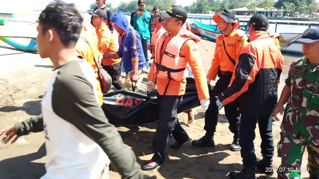 Nelayan atas nama Syarif yang menjadi korban perahu terbalik dan tenggelam di pantai Logending ditemukan, Kamis siang (11/7/2019). (Foto: Liputan6.com/Basarnas/Muhamad Ridlo)