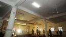 Petugas militer Arab Saudi melakukan investigasi di dalam masjid usai serangan bom bunuh diri di Abha, Kamis (6/8/2015). Menurut pemerintah setempat, serangan tersebut diduga dilakukan oleh kelompok ekstremis ISIS. (REUTERS/Saudi Press Agency/Handout)