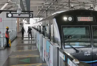 Suasana sepi saat Lebaran di salah satu stasiun Moda Raya Terpadu (MRT) di Jakarta, Minggu (24/5/2020). Di tengah pandemi virus corona COVID-19, pengguna MRT terpantau sepi dan tak seperti libur Lebaran sebelumnya. (Liputan6.com/Johan Tallo)