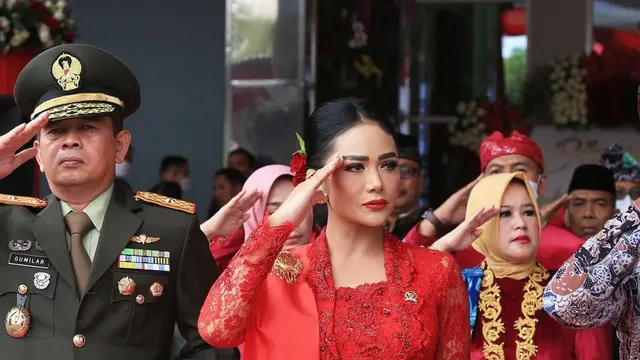 Krisdayanti berkebaya merah (Instagram/krisdayantilemos)