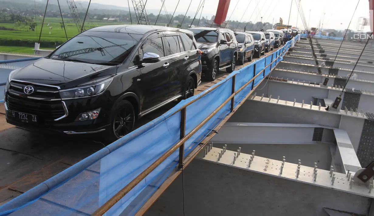 Kendaraan pemudik melintasi Jembatan Kali Kuto pada ruas tol fungsional Batang-Semarang, Gringsing, Batang, Jateng, Rabu (13/6). Jembatan ini dioperasikan sementara untuk arus mudik dan arus balik Lebaran 2018. (Liputan6.com/Arya Manggala)