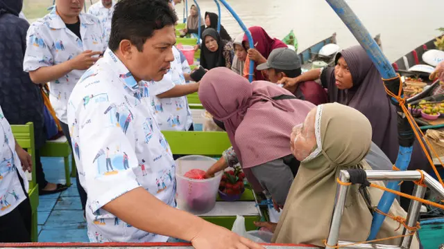 Direktur Utama BPJS Kesehatan, Prof Ali Ghufron Mukti Memastikan Pedagang Pasar Terapung Lok Baintan yang Tergabung di JKN Dapat Layanan Optimal di Fasilitas Kesehatan (Foto: Istimewa)