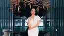 Aura Nadya Hutagalung terlihat lebih modern dengan dress putih minimalis. Dipadu dengan kalung mutiara yang beri kesan old money [@nadyahutagalung]