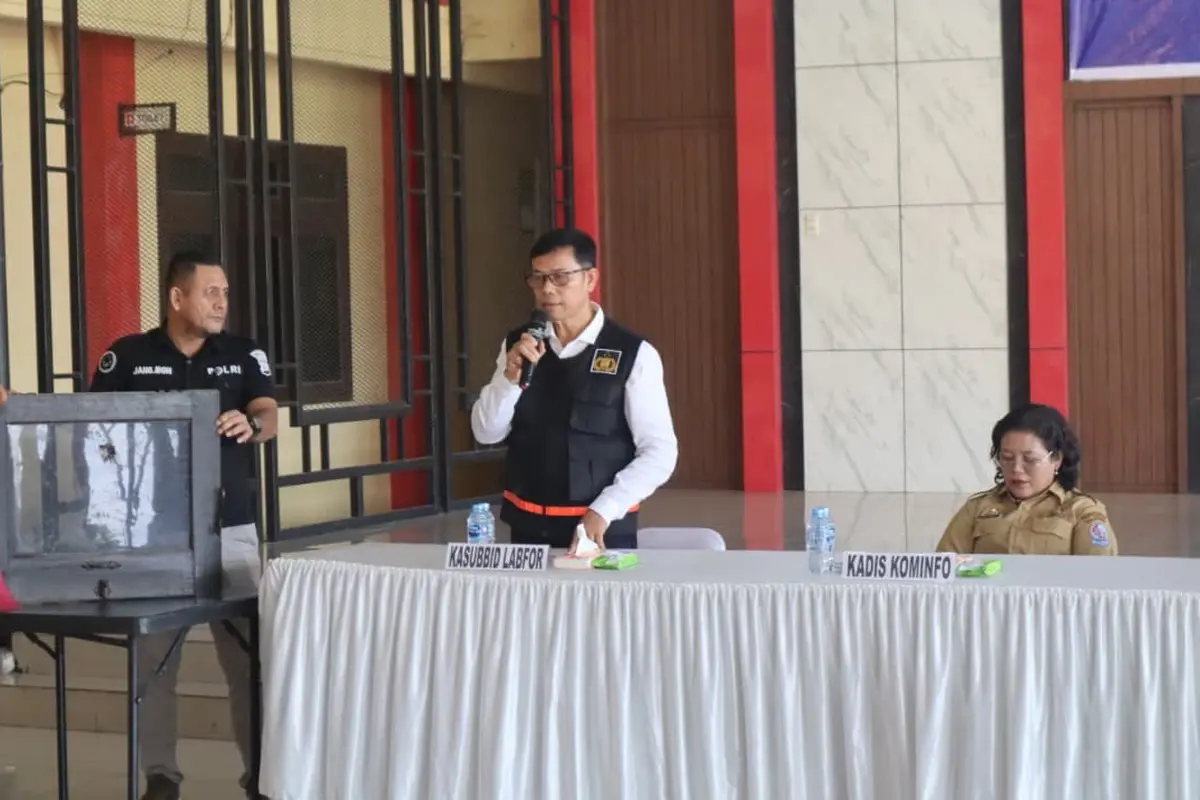 Polda Sumatera Utara membeberkan hasil pemeriksaan Laboratorium Forensik Kasus pecahnya kaca rumah dinas Wakil Bupati Deli Serdang, Lom Lom Suwondo. (Liputan6.com/Reza)