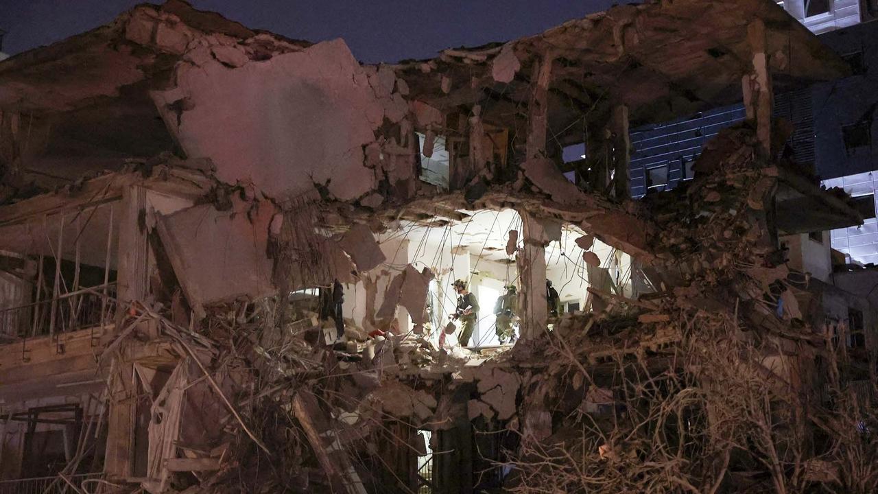 FOTO: Pembalasan Iran, Rudal Balistik Memorakporandakan Kompleks Bangunan di Kota Tel Aviv Israel