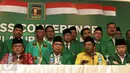 Sekjen Partai Golkar, Idrus Marham (kedua kanan) memberikan keterangan pres saat menghadiri pembukaan Rapat Koordinasi Nasional PPP di Jakarta, Jumat (31/3). (Liputan6.com/Herman Zakharia)
