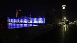 Istana Westminster menyala dengan warna bendera Israel untuk para korban dan sandera serangan Hamas, London, Inggris, Senin (9/10/2023). Hal itu dilakukan ketika jumlah korban tewas meningkat di tengah kekerasan yang sedang berlangsung di Israel dan Gaza, menyusul serangan militan Hamas pada hari Sabtu. (Lucy North/PA via AP)