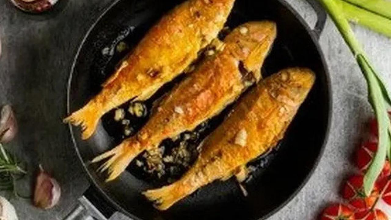 Cara Memasak Ikan Goreng dengan Renyah dan Tidak Lengket Meski Tanpa Marinasi