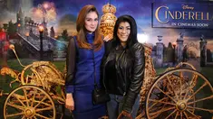 Luna Maya dan Regina foto bareng di depan poster kereta Cinderella saat Premier Cinderella di Cinema XXI Kota Kasablanka, Jakarta. (11/03/2015).(Liputan6.com/Gilardhani)