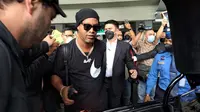Legenda sepak bola Brasil, Ronaldinho, sudah tiba di Bandara Internasional Soekarno Hatta, Jumat (24/6/2022).