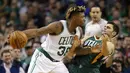 Pemain Boston Celtics, Marcus Smart (36) mencoba melewati hadangan pemain Utah Jazz, Raul Neto (25) pada lanjutan NBA di TD Garden. Boston Celtics menang 115-104.  (Reuters/Greg M. Cooper-USA TODAY Sports)