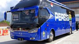 Bus Persib Bandung dengan warna biru yang khas ini mengandalkan karoseri Laksana tipe SR2. Grafisnya terlihat simple dan minimalis sehingga membuat bus ini tampil elegan dan mewah. (Source: Ist)