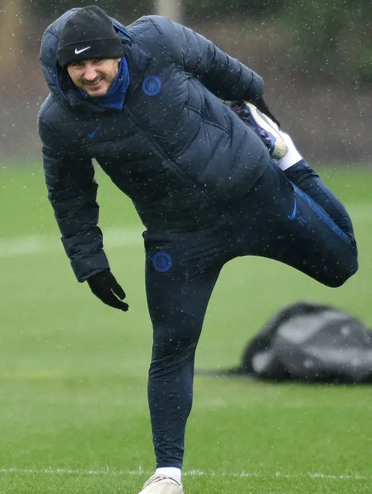 Pelatih Chelsea Frank Lampard melakukan peregangan saar sesi latihan di Cobham Training Ground, Stoke D'Abernon, Inggris, Senin (24/2/2020). Chelsea akan menjamu Bayern Munchen pada leg pertama babak 16 besar Liga Champions. (Glyn KIRK/AFP)