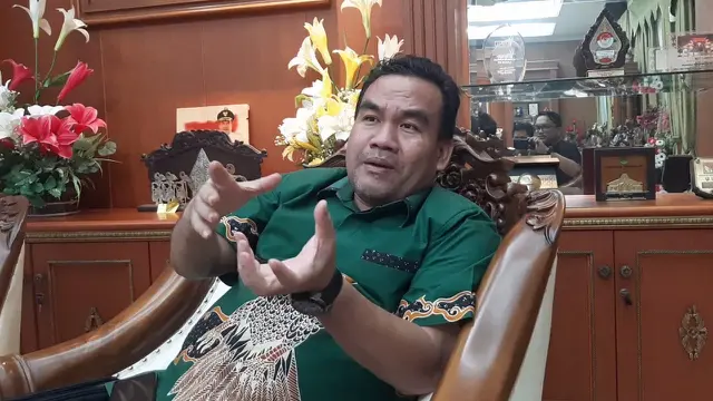 Bupati Blora Arief Rohman saat diwawancarai di rumah dinasnya. (Liputan6.com/Ahmad Adirin)