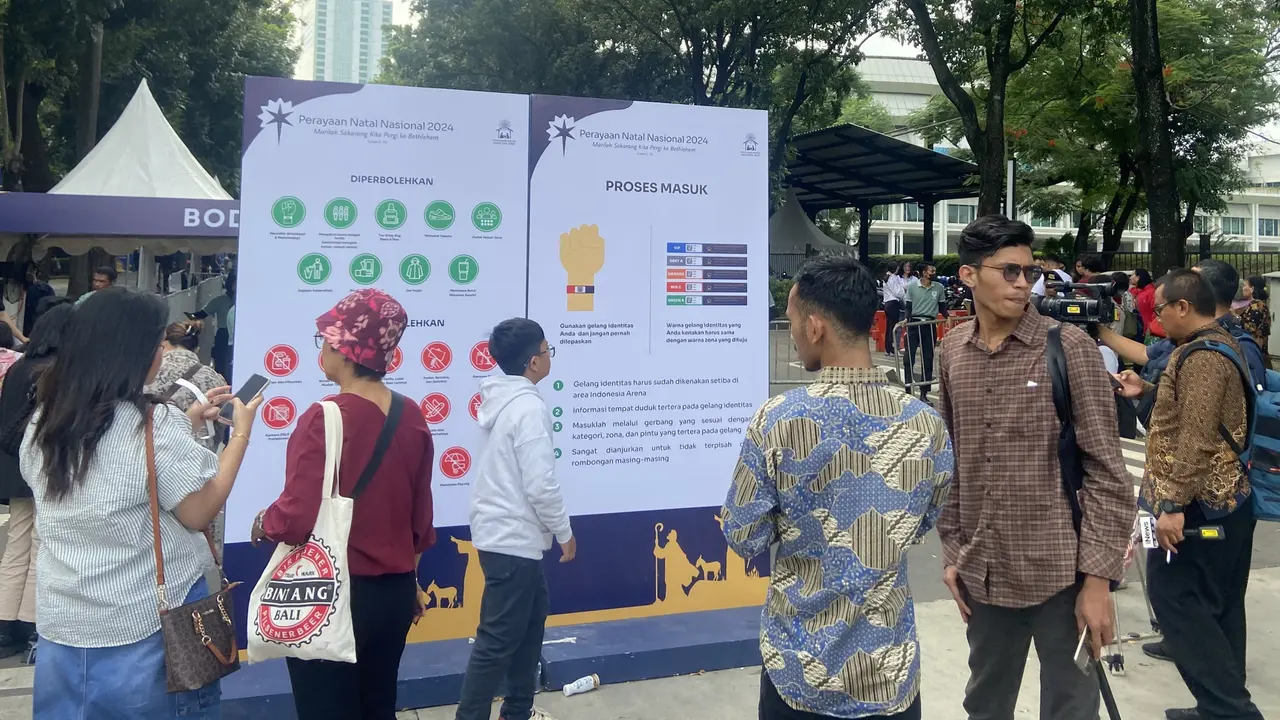 Ratusan jemaat umat Kristiani mulai berdatangan di kompleks Gelora Bung Karno (GBK), Jakarta, Sabtu (28/12/2024) untuk ikut beribadah dan merayakan Natal Nasional 2024.