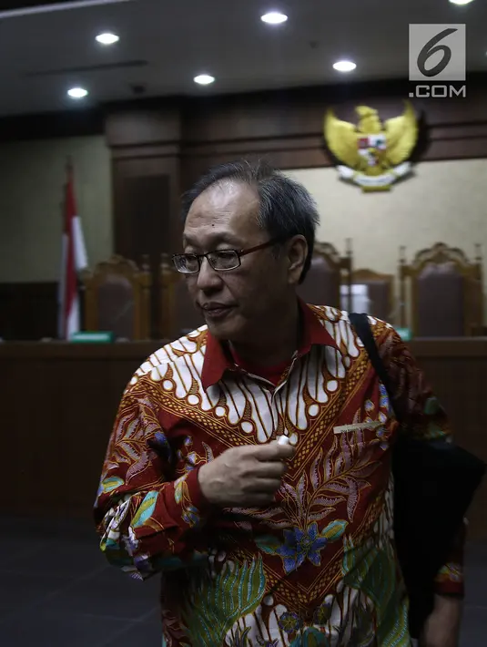 Terdakwa kasus korupsi E-KTP, Made Oka Masagung seusai menjalani sidang pembacaan putusan di Pengadilan Tipikor, Jakarta, Rabu (5/12). Made Oka divonis hukuman 10 tahun penjara dan denda Rp500 juta subsider tiga bulan. (Liputan6.com/Herman Zakharia)