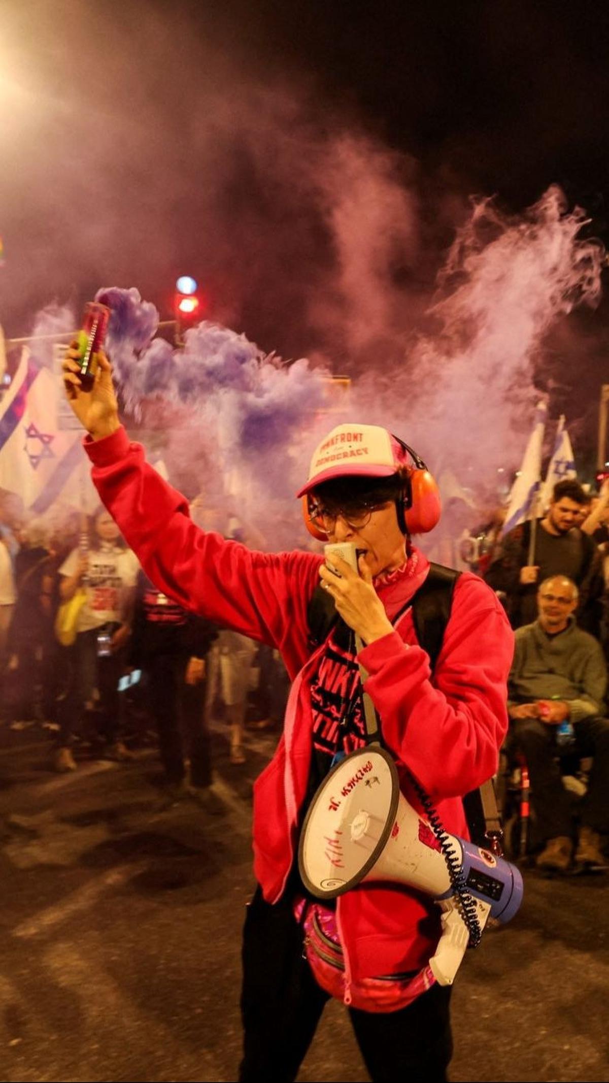 Dalam aksinya para demonstran berkumpul di depan gedung parlemen Israel pada Minggu (31/3/2024). Foto: REUTERS / Ronen Zvulun<br>