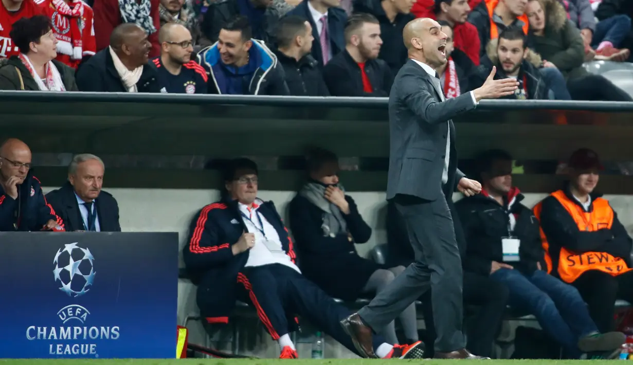 Pelatih Muenchen, Pep Guardiola mengintruksikan para pemainnya saat melawan Benfica pada leg pertama liga champions di Allianz Arena, Jerman, (6/4). Muenchen menang tipis atas Benfica dengan skor 1-0. (AFP/ODD ANDERSEN) 