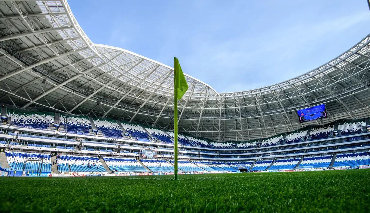 Pemandangan di dalam Samara Arena yang juga dikenal sebagai Kosmos Arena di Rusia, 6 Mei 2018. Stadion yang memiliki kapasitas 44.918 penonton ini menjadi salah satu venue penyelenggaraan Piala Dunia 2018. (AFP/Mladen ANTONOV)