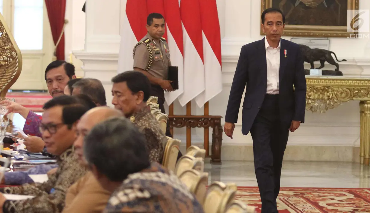 Presiden Joko Widodo berisap mengikuti rapat terbatas di Istana Merdeka, Jakarta, Senin (18/12). Dalam ratas tersebut Jokowi membahas persiapan Natal dan Tahun Baru. (Liputan6.com/Angga Yuniar)