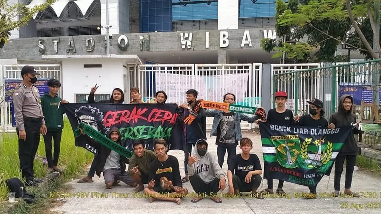 Suporter Persebaya Surabaya, Bonek, nekat datang ke Stadion Wibawa Mukti, Kabupaten Bekasi karena termakan hoaks timnya akan bertanding.