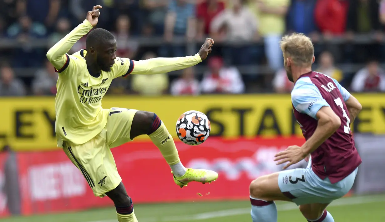 Di awal laga pada menit ke-6 Arsenal hampir mencetak gol melalui Nicolas Pepe. Sayang, tandukannya masih melebar dari gawang Burnley. (PA via AP/Anthony Devlin)