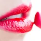 ilustrasi lip gloss/Photo by Jakub Gorajek on Unsplash