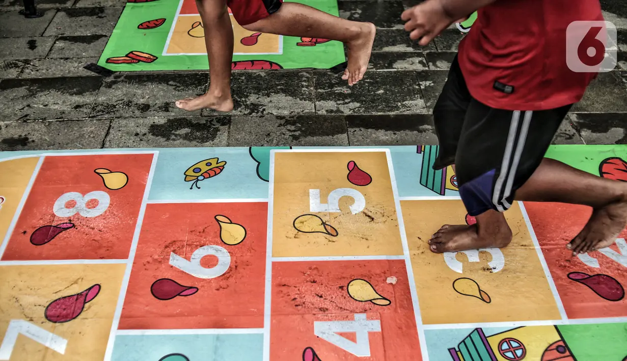 Anak-anak bermain permainan tradisional di kawasan Kota Tua, Jakarta Barat, Minggu (13/11/2022). Kawasan Kota Tua Jakarta menggelar Festival Permainan Tradisional. (merdeka.com/Iqbal S. Nugroho)