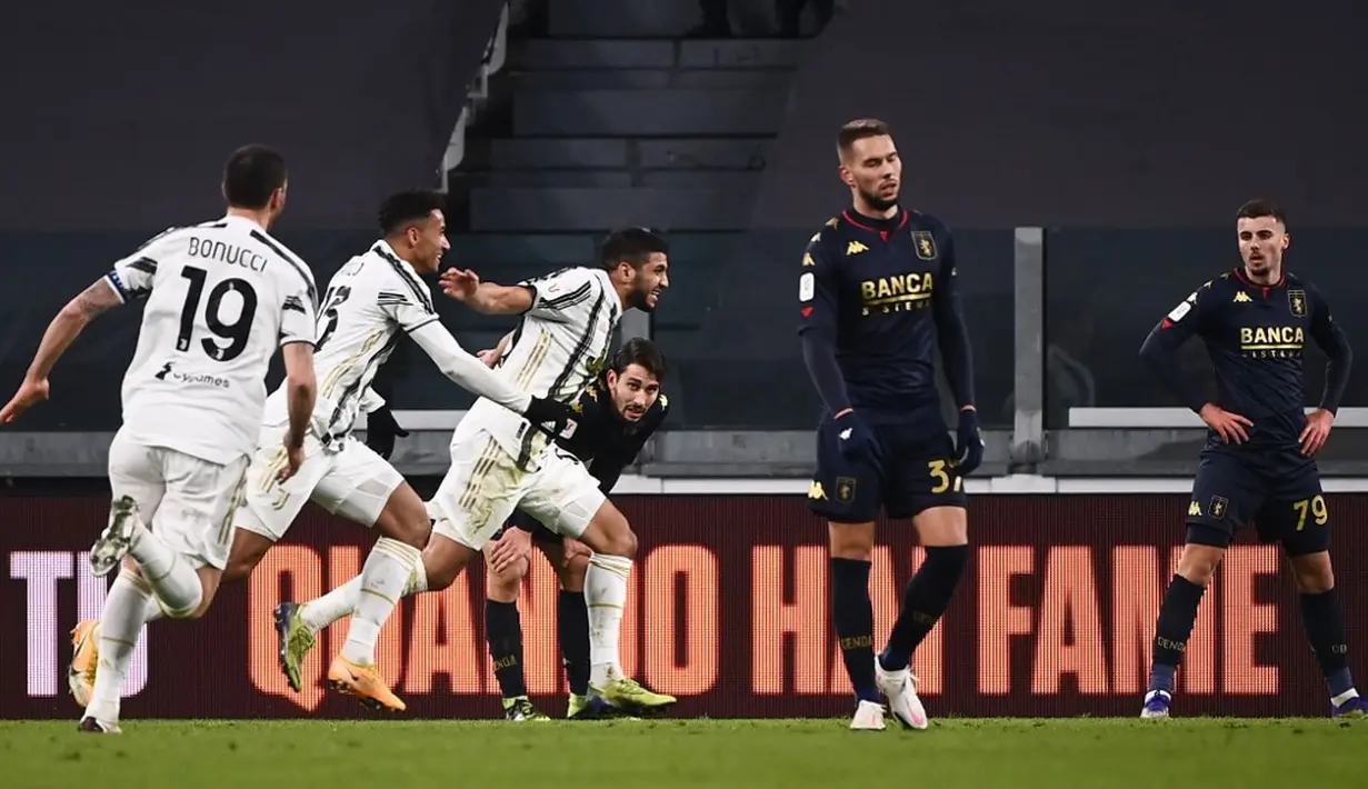 Pemain Juventus Hamza Rafia (tengah) melakukan selebrasi usai mencetak gol ke gawang Genoa pada pertandingan babak 16 besar Coppa Italia di Allianz Stadium, Turin, Italia, Rabu (13/1/2021). Juventus melaju ke perempat final usai menaklukkan Genoa 3-2. (Marco BERTORELLO/AFP)