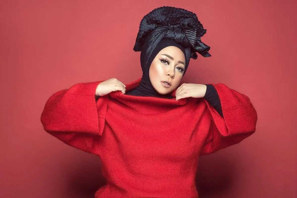 [Bintang] Gagal Fokus, Makeup Hijab Melly Goeslaw Ini Nyentrik Banget!